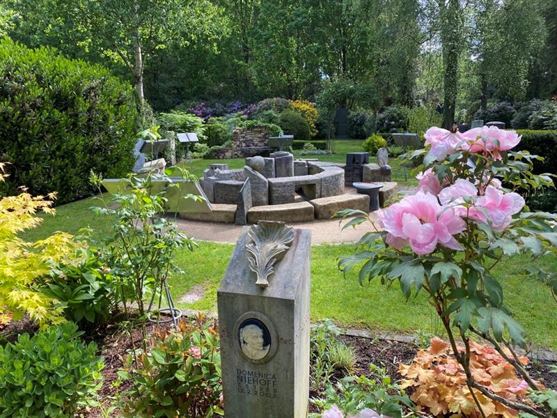Friedhof mit Grabstein und Blumen