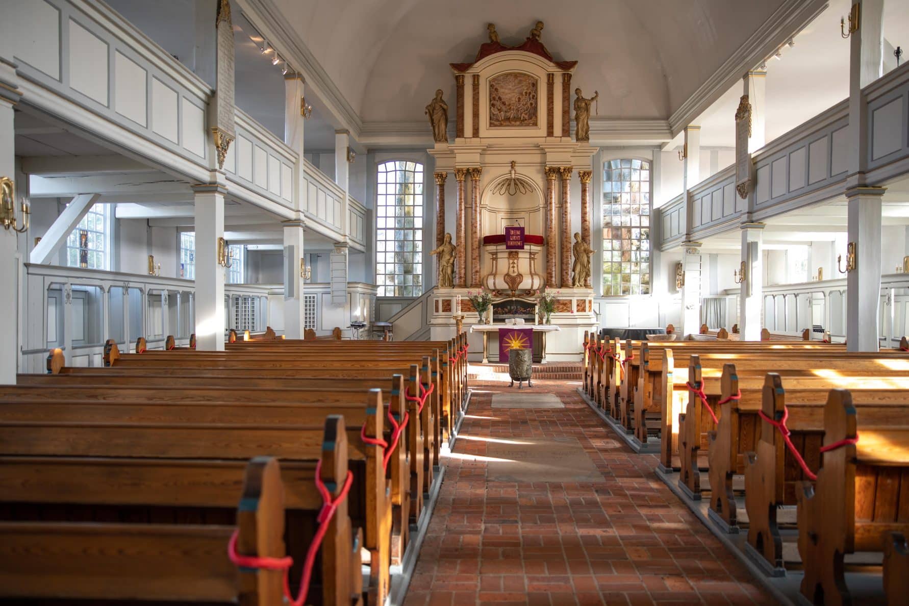 Ideal für deine Hochzeit oder Taufe in Hamburg: Barock gestalteter Innenraum der Nienstedtener Kirche