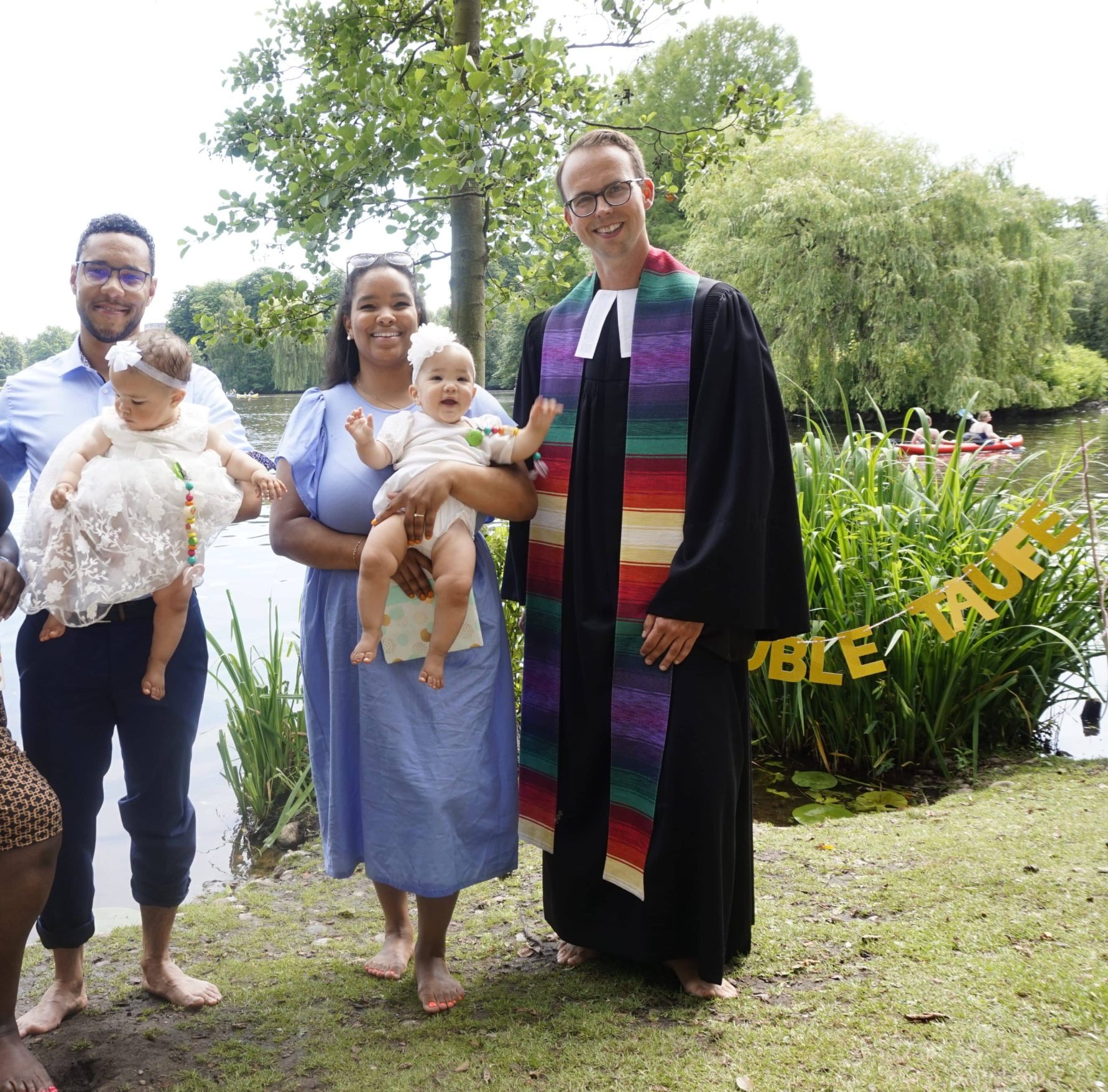 Tauffest im Stadtpark 2022: Eltern mit Zwillings-Babys mit Pastor am Stadtparksee.